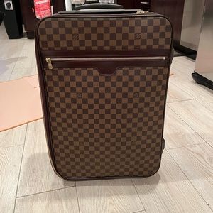 Authentic Louis Vuittons Damier Rollaway Carryon Luggage